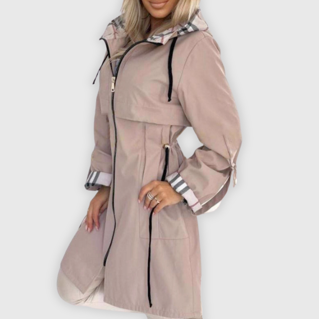 Pikk kapuutsiga jakk elegantsete detailidega
