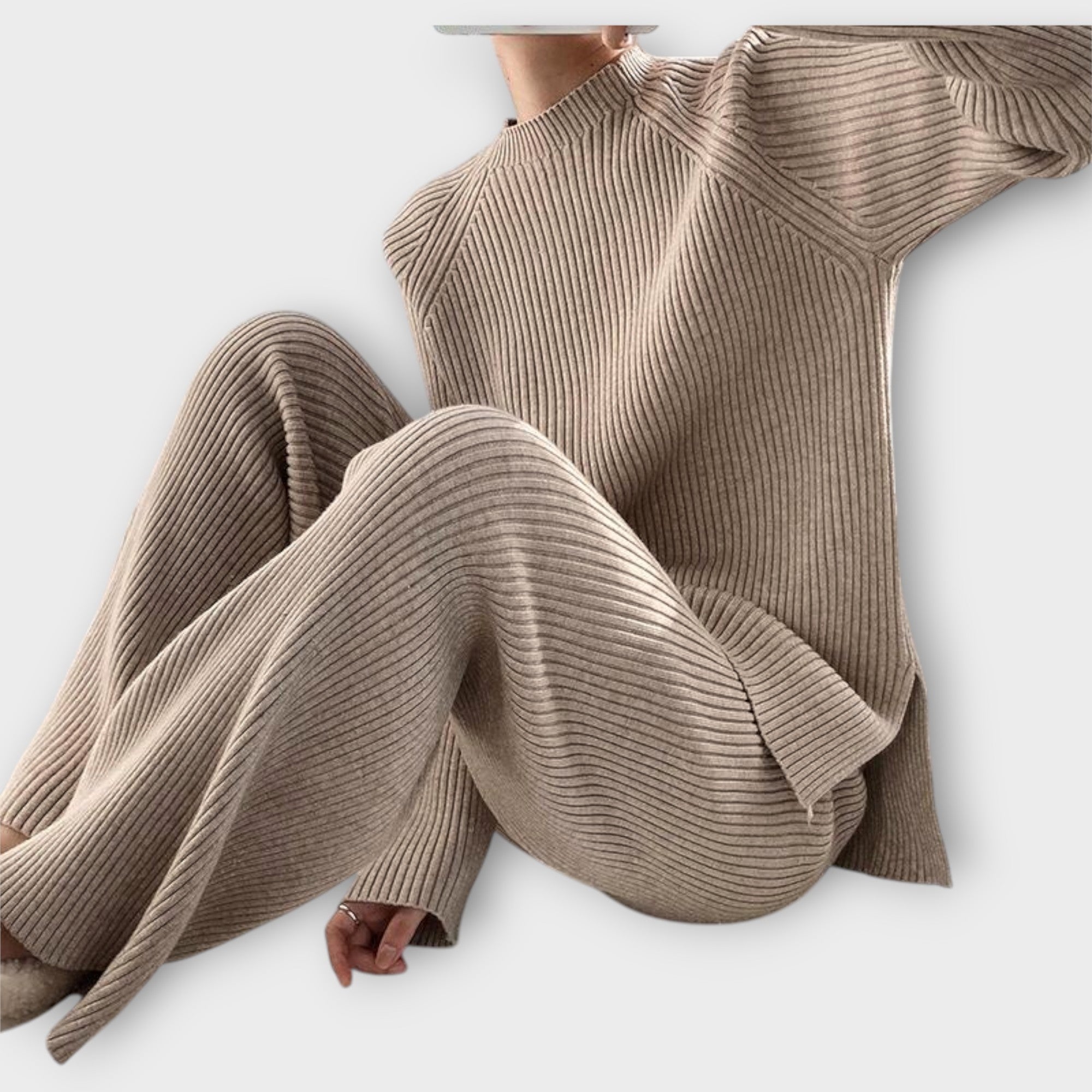 Minimalistliku disaini ja laia lõikega kootud komplekt