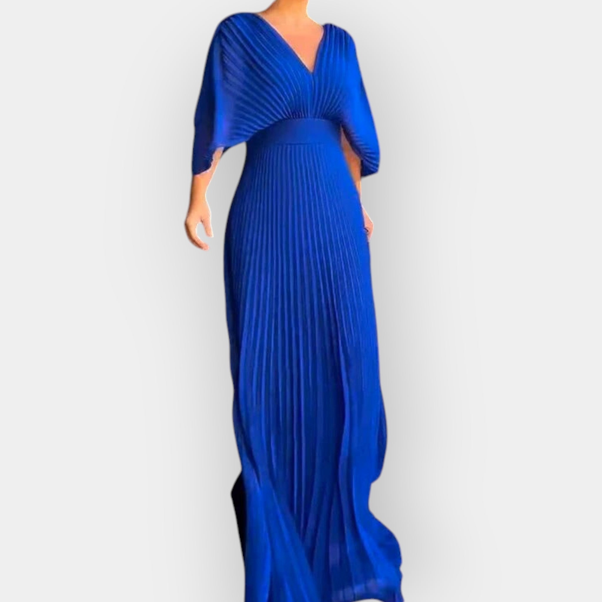 Elegantse joonega volditud kleit