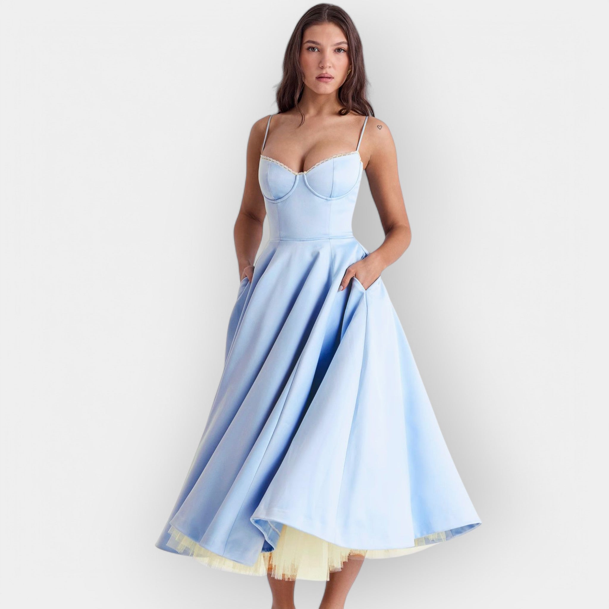 Elegantne joonega midi kleit